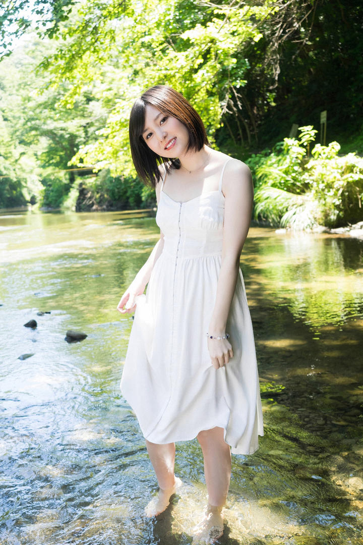 站在小溪里的日本清纯短发女生高清图片