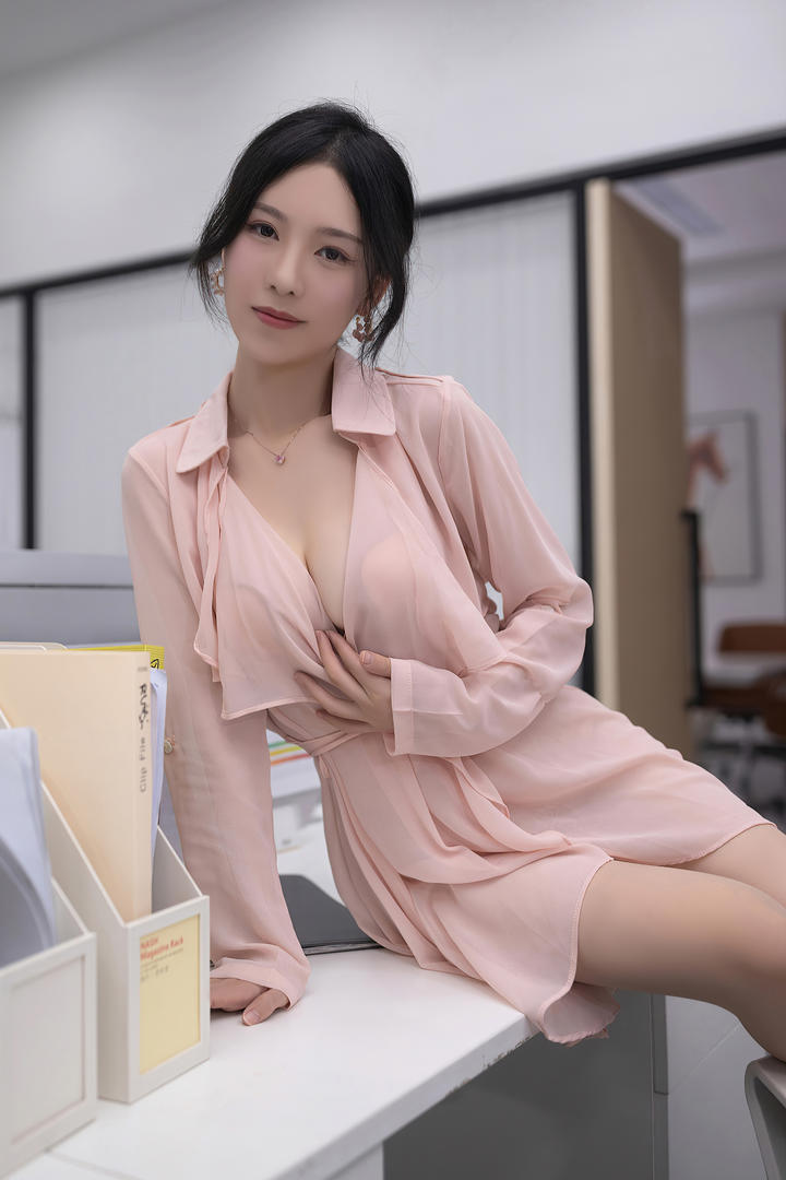 搔首弄姿的极品性感美女白领利世无码国产精品美女图片