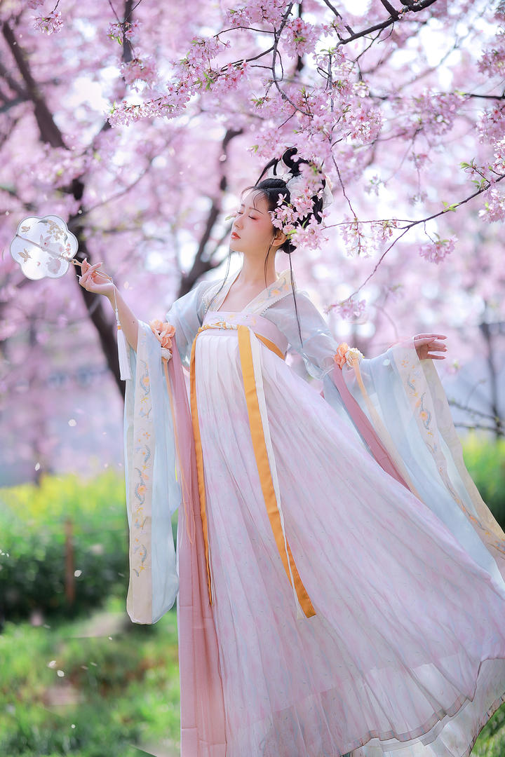 穿着古装的小仙女唯美美女艺术照图片