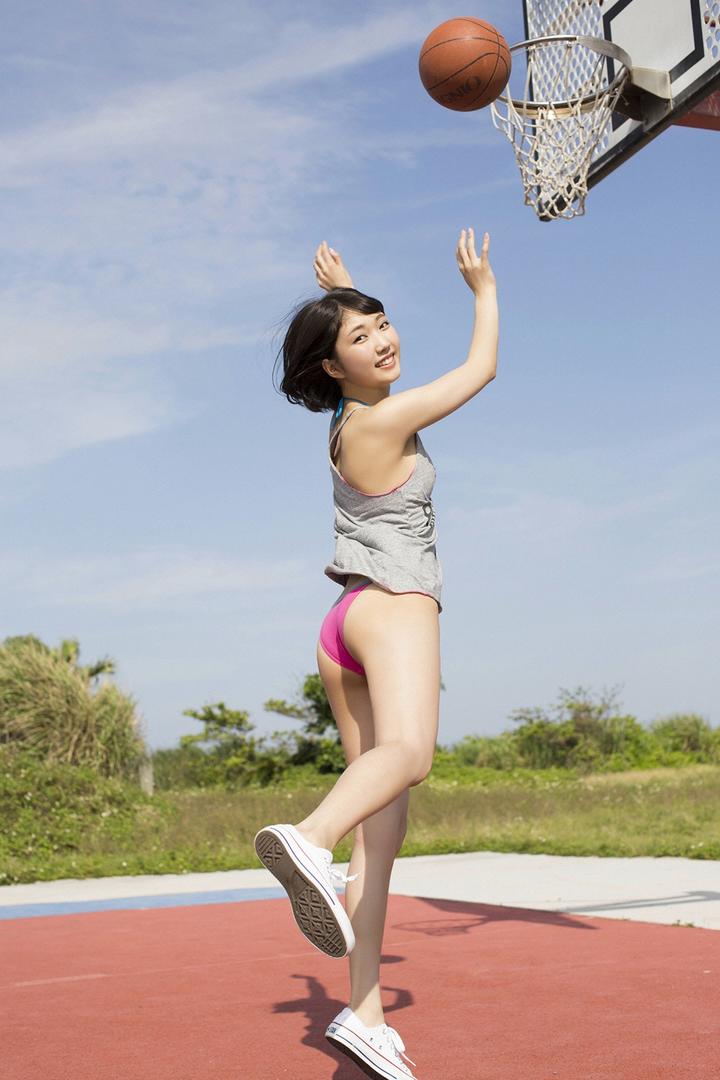 打篮球的日本清纯性感美女图片