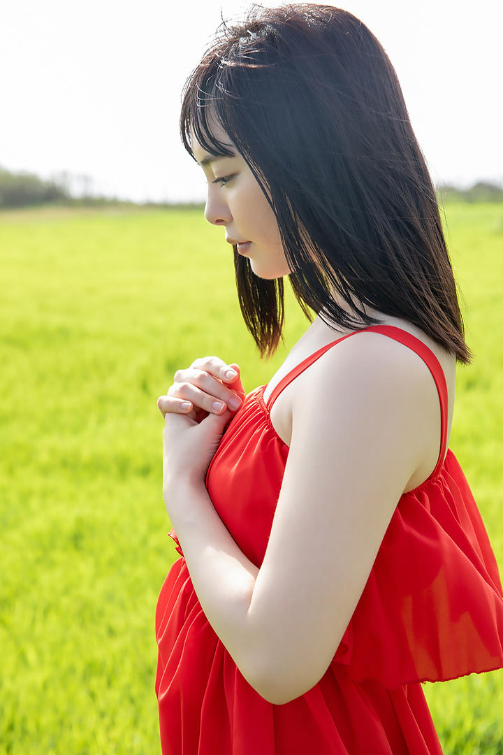 站在稻田里的日本清纯女生艺术写真