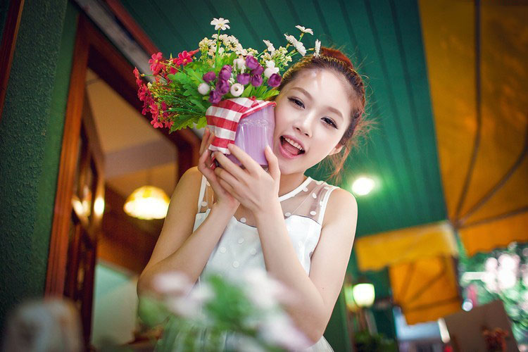 午后休闲小站的俏皮少女