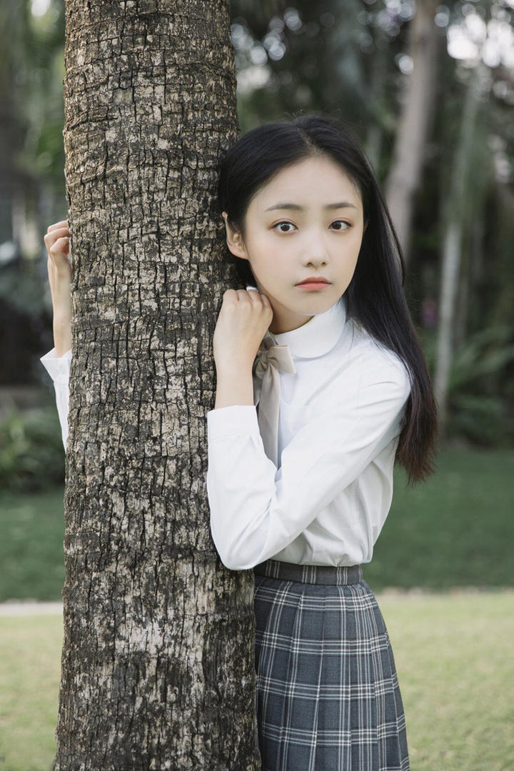 抱着树的美女明星吴佳怡学生JK制服甜美写真图片