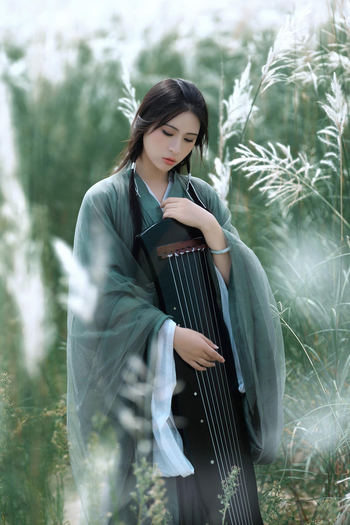 抱着古筝的国潮汉服美女摄影图片