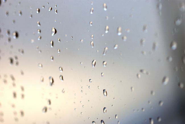 透明玻璃雨滴背景图片