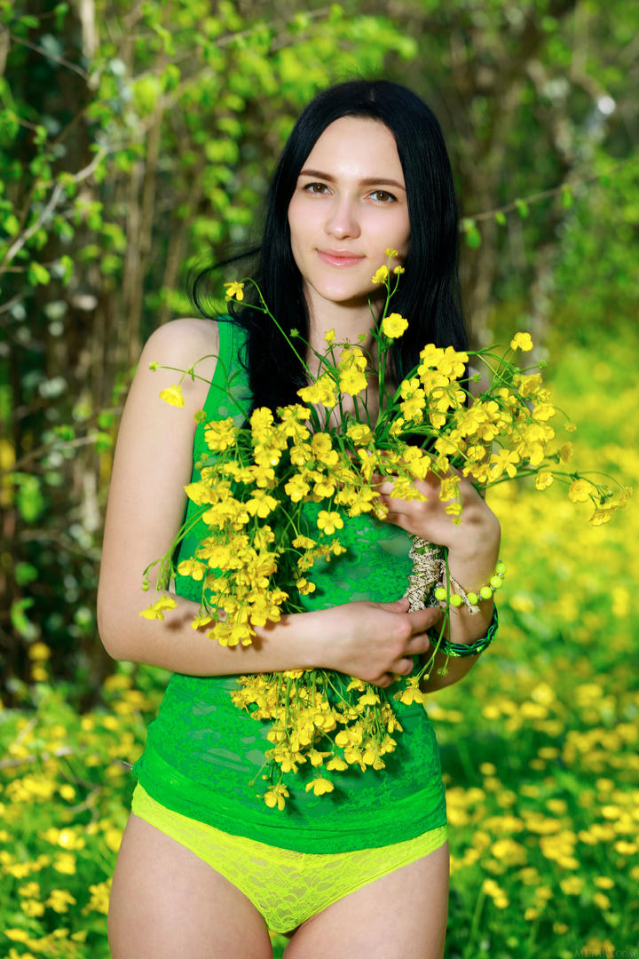捧着鲜花的欧美成熟美女高清写真图片