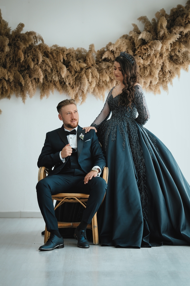 欧美新婚恋人室内婚纱照图片