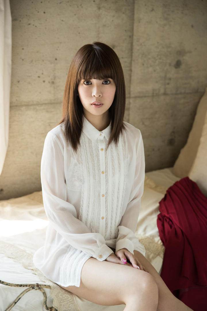 穿着衬衣的日本性感美女图片