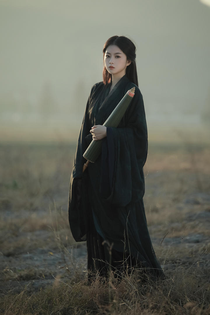 抱着雨伞的古装汉服美女艺术照大全