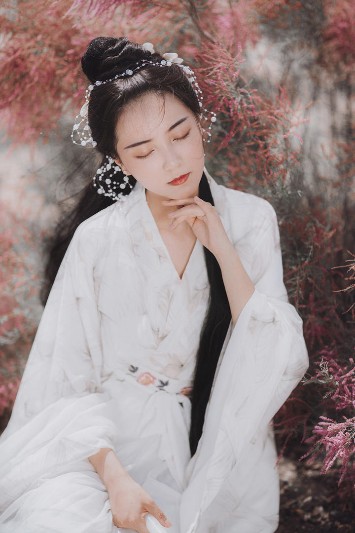 洁白衣服的气质古装美女图片