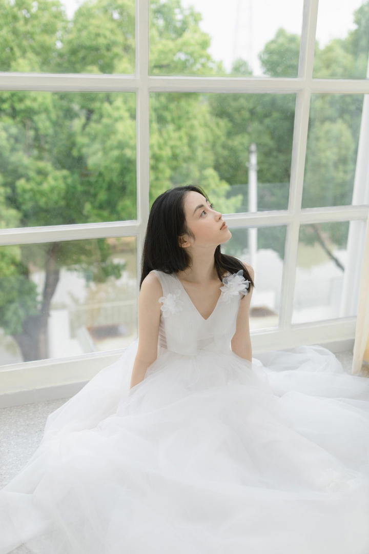 穿婚纱的高清国内知名女明星章乐韵摄影图片
