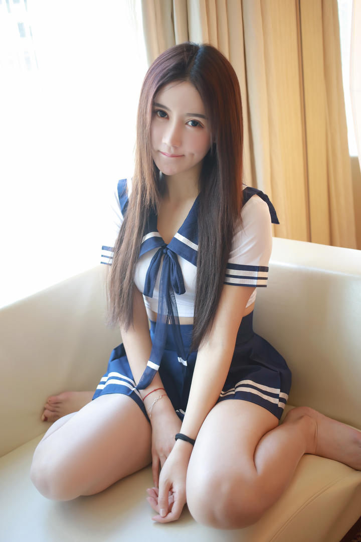 坐在沙发上的极品校服美女写真