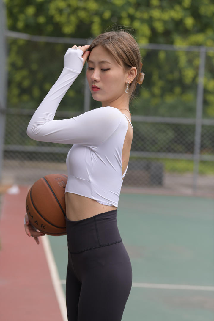 操场上打篮球的性感紧身裤美女高清图片