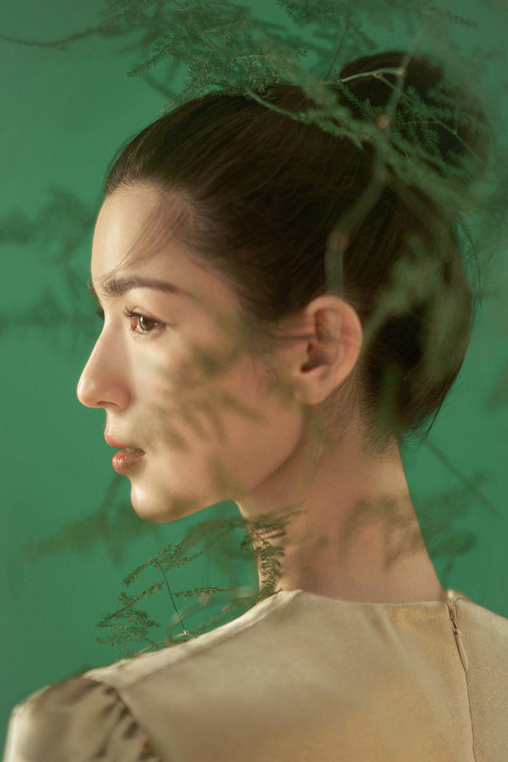 新疆美女明星哈尼克孜侧脸写真图片