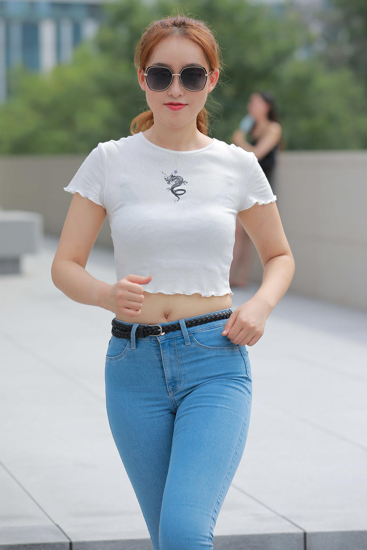 戴着墨镜的时尚气质街拍牛仔裤美女壁纸图片大全