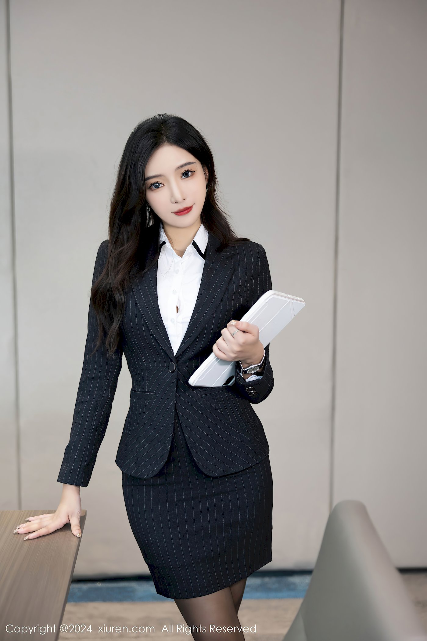 秀人网女神王馨瑶yanni深色OL制服搭配魅惑黑丝性感写真