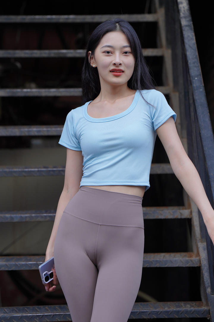 国产精品素颜瑜伽教练美女紧身裤