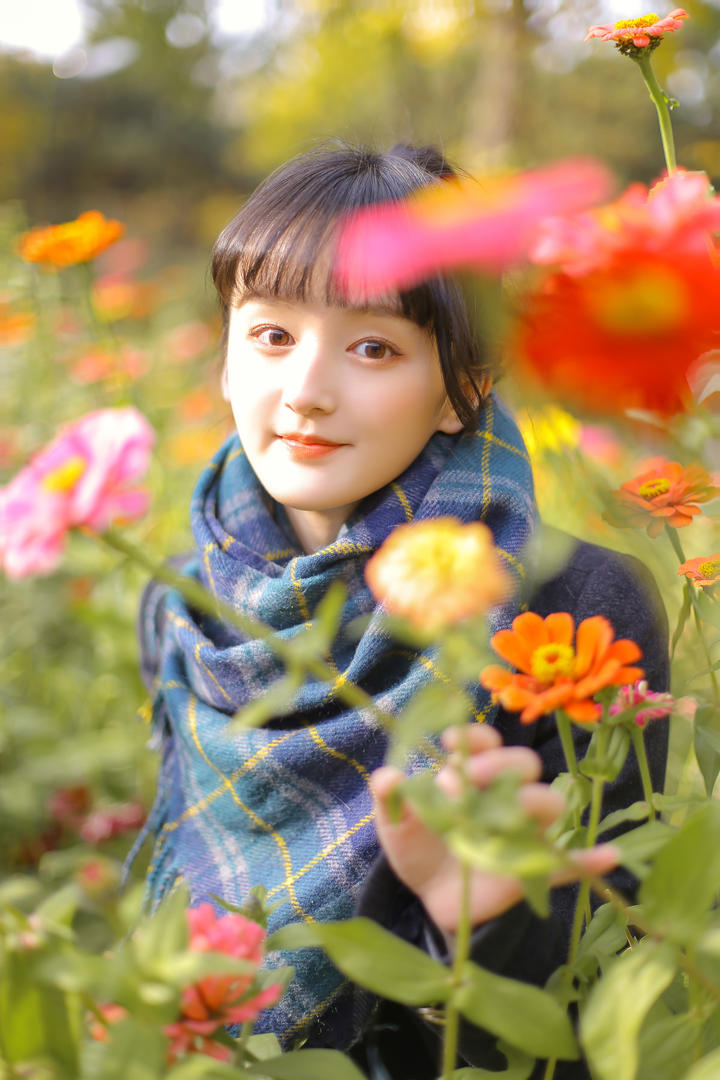 花丛里的清纯甜美女生头像图片大全