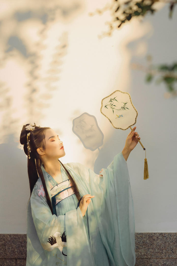 拿着扇子的唯美古装美女媛媛古风壁纸图片
