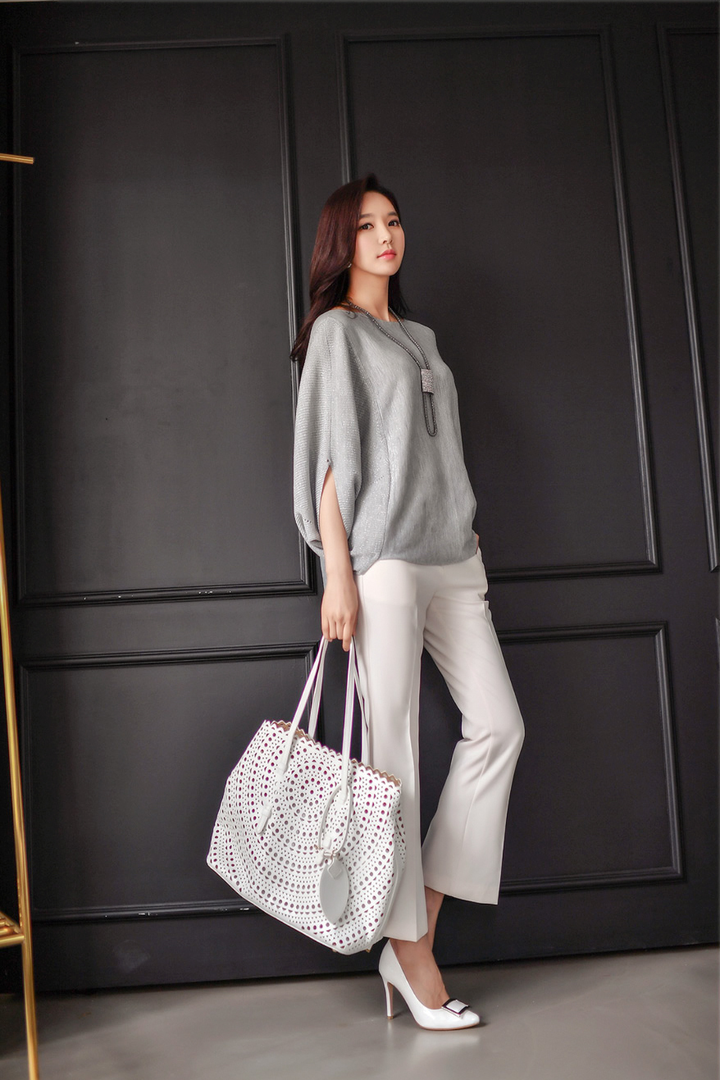 高清拿着包包的韩国美女朴秀妍图片