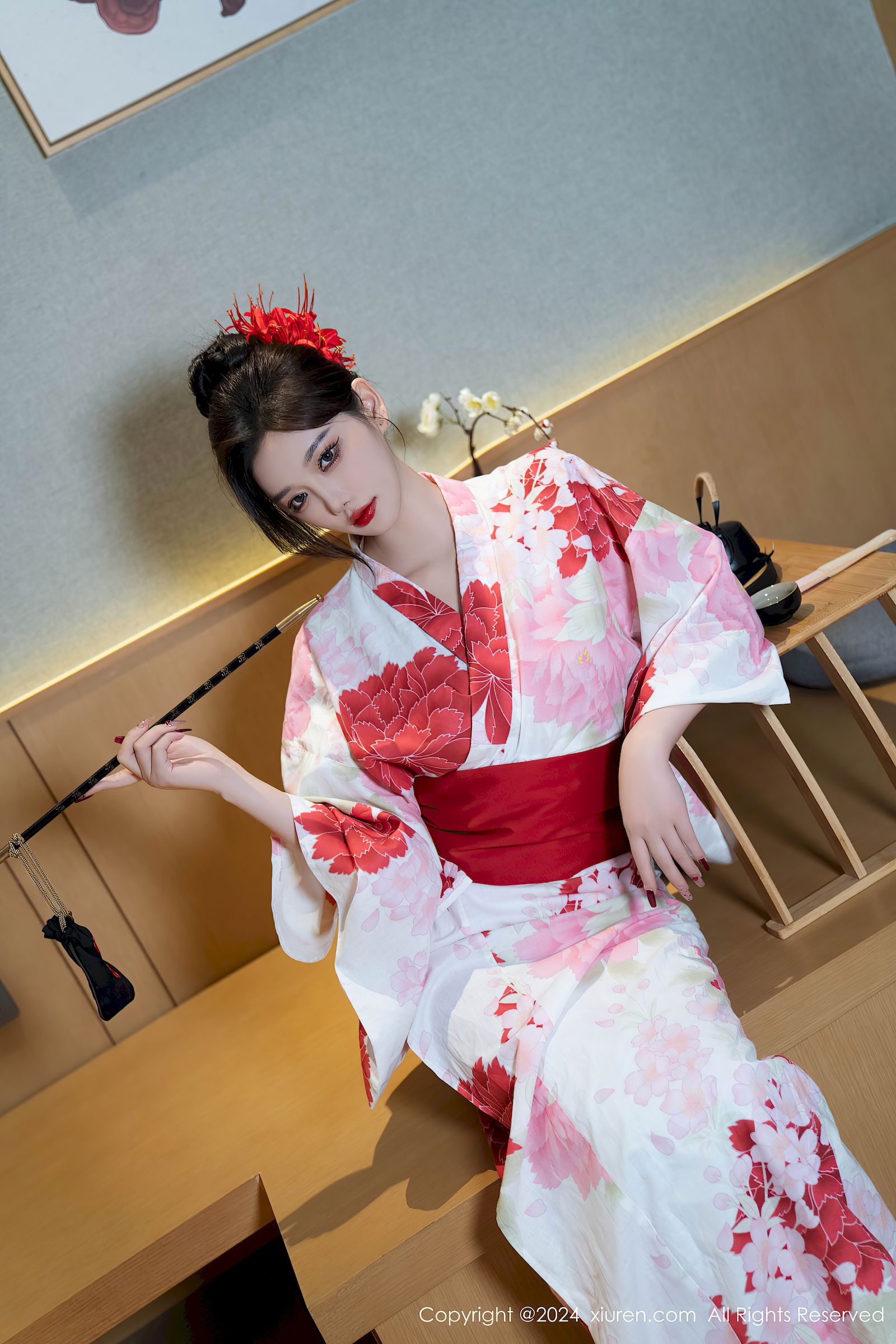 秀人网女神杨晨晨Yome红色花朵服饰丰腴身材性感写真