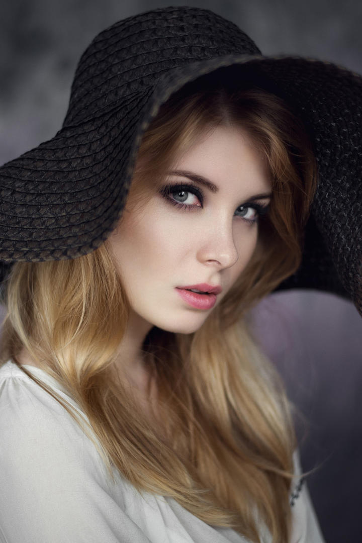 戴着帽子的欧美气质女神侧脸写真