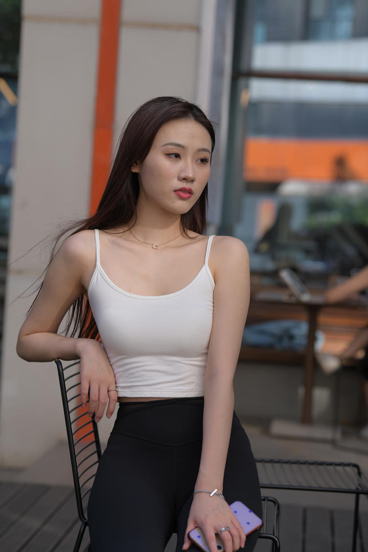 高挑身材尤果美女黑色紧身裤街拍图片