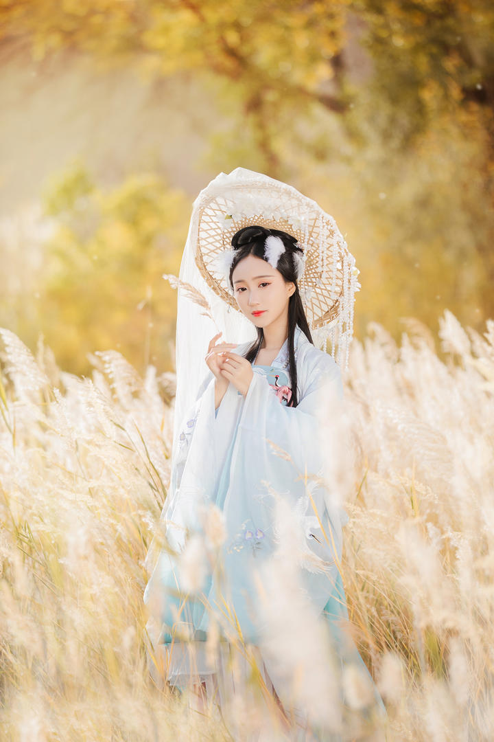 戴着斗笠的古装汉服美女户外摄影写真图片
