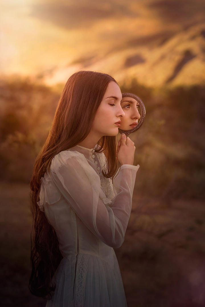 照镜子的欧美气质美女艺术写真