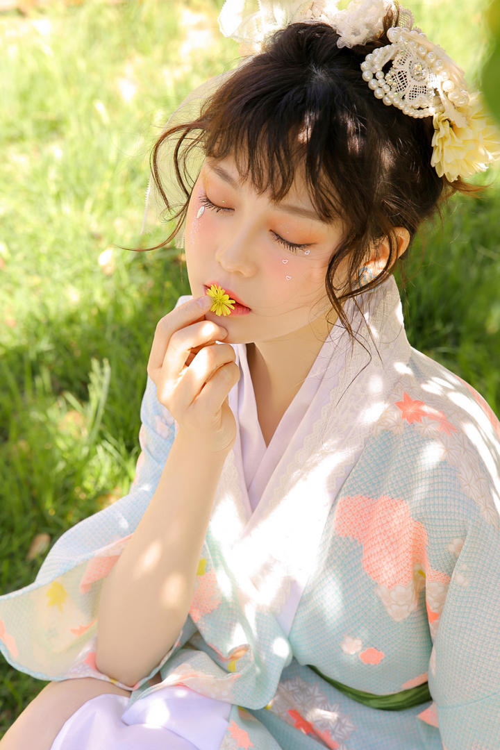 亲吻花朵的清纯古装美女图片
