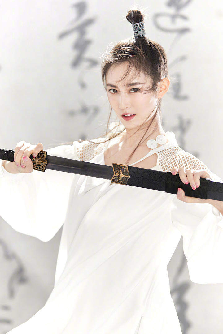英姿飒爽的古装美女明星陈钰琪艺术写真图片