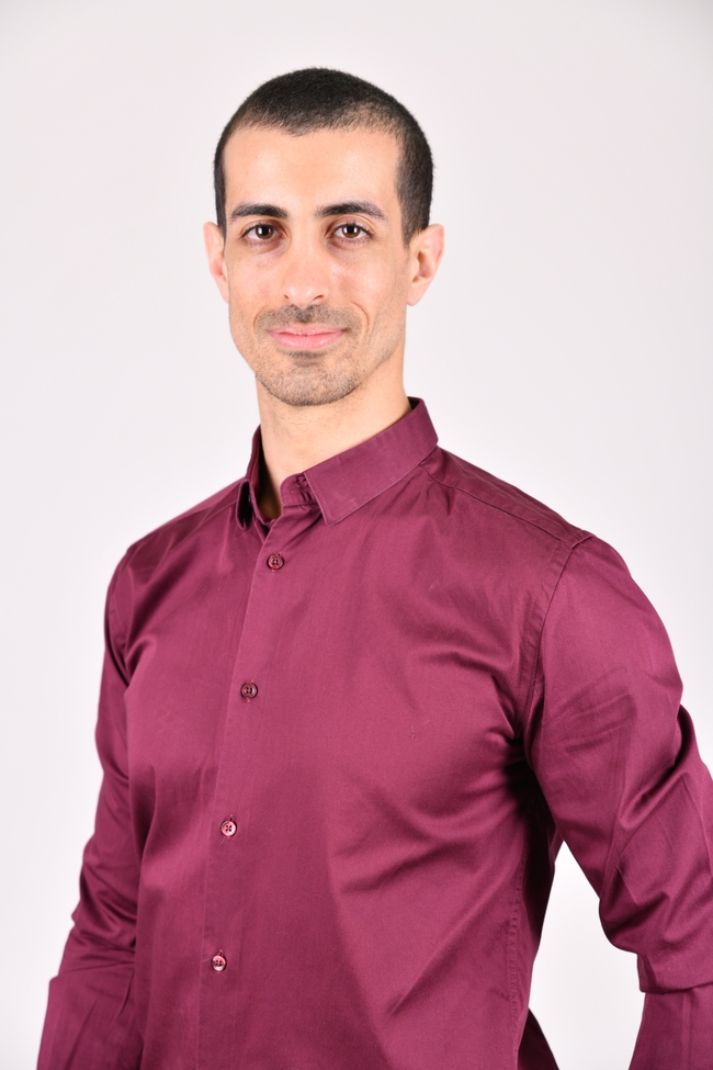 欧美酒红色衬衫寸头帅哥写真图片