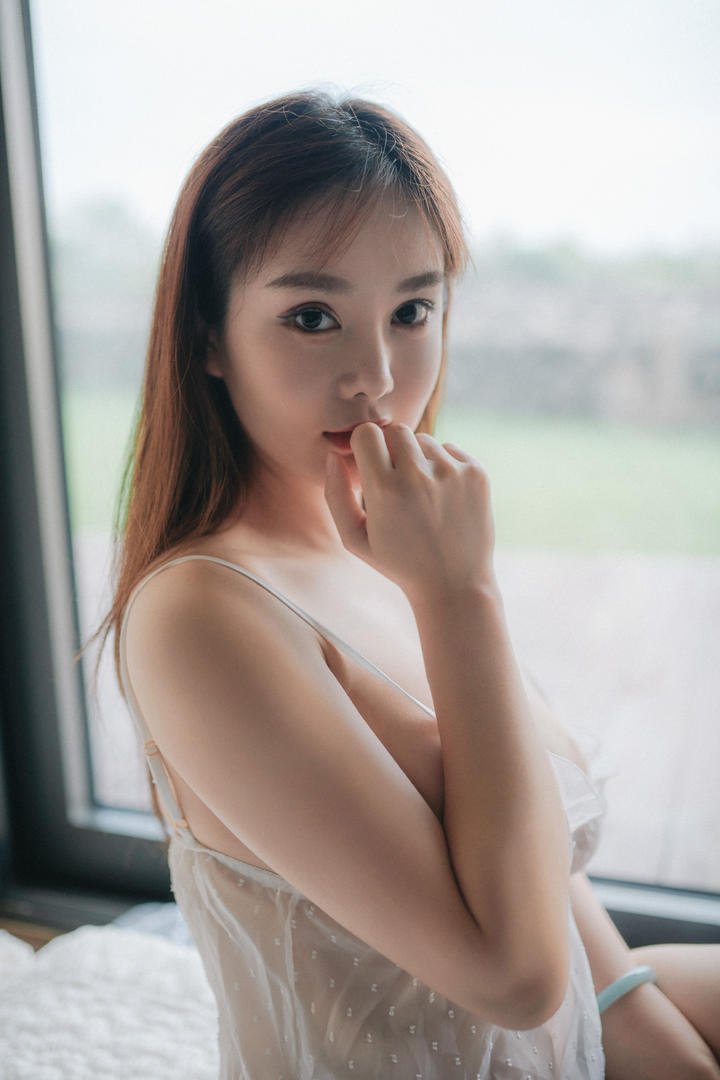 床上的高清大眼睛美女图片