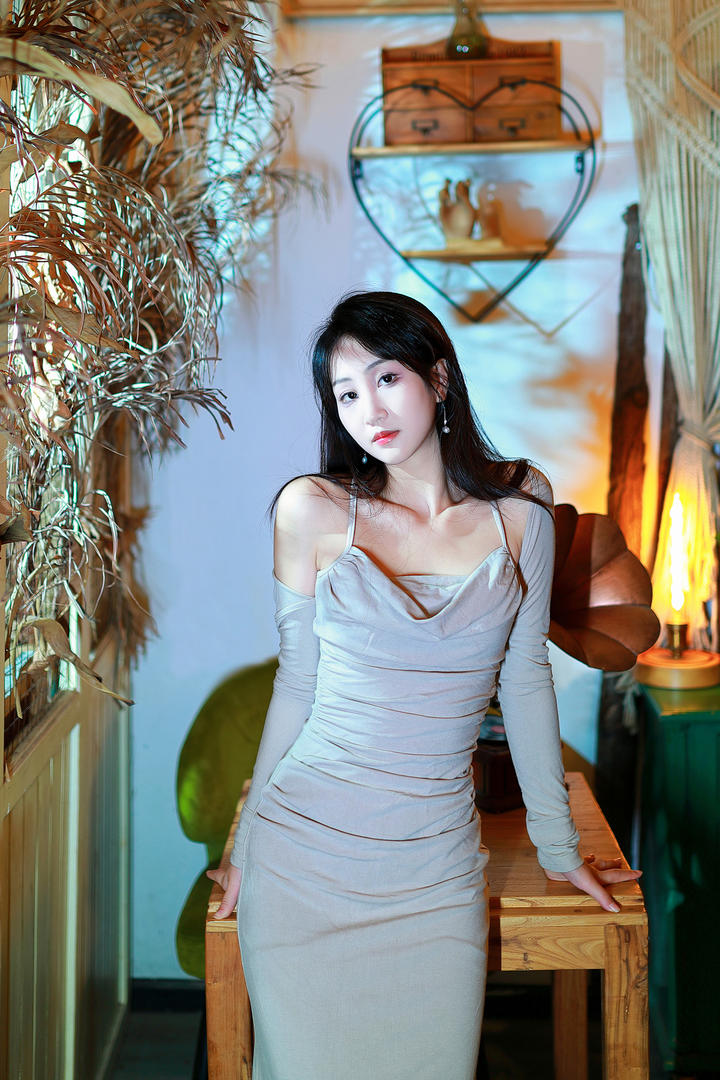 穿着长裙的气质美女模特人像摄影写真图片