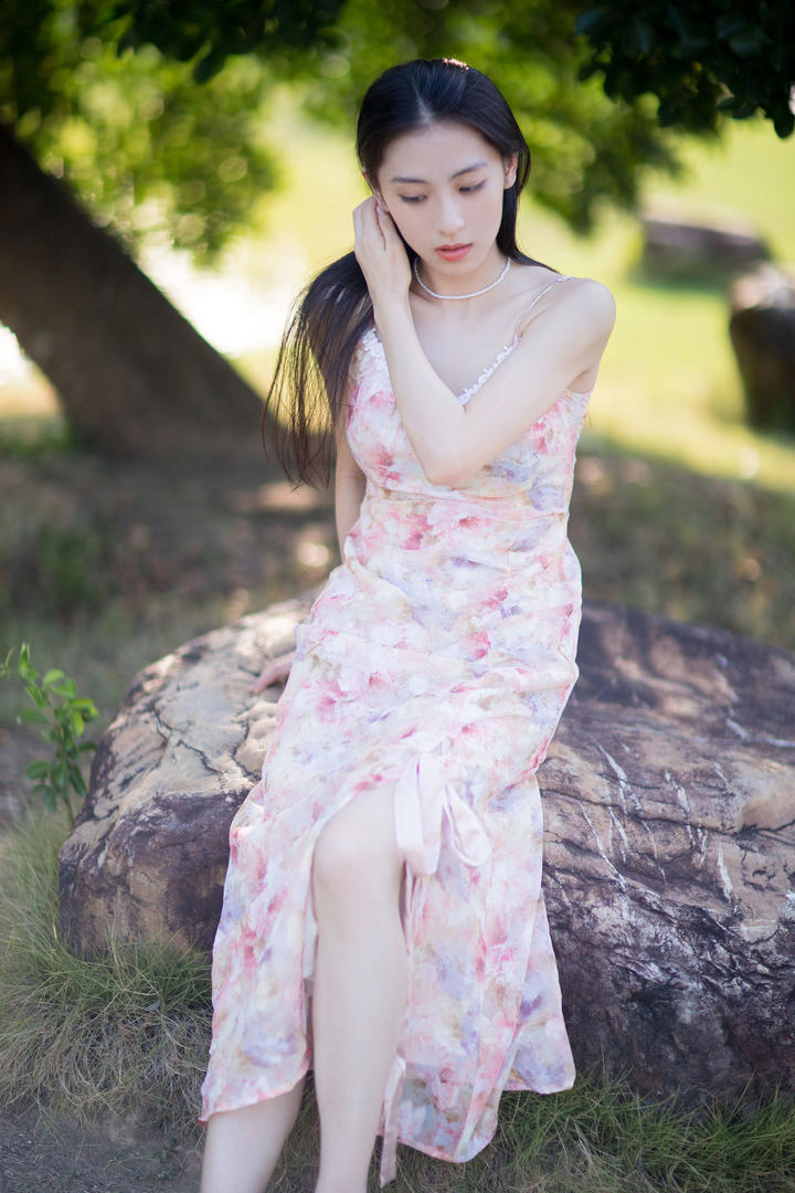 坐在石头上的唯美女生壁纸清纯美女写真图片