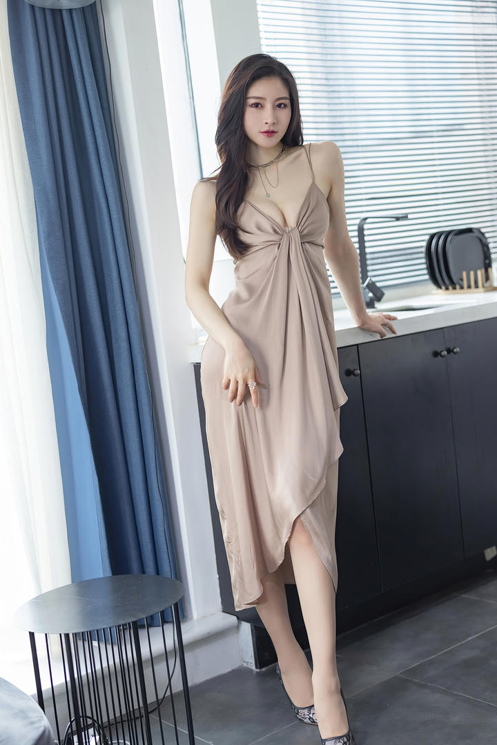 厨房里穿着性感吊带长裙的漂亮美女Vanessa写真图片