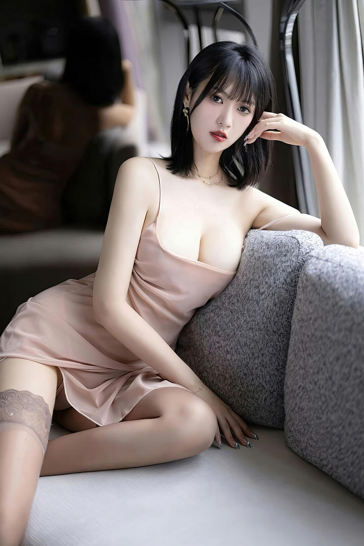 雪白饱满的大胸美女模特林子遥人体艺术写真欣赏