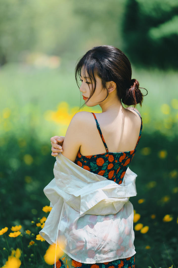 丝滑香肩美女唯美图片