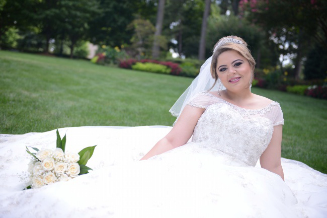 草地婚纱照图片