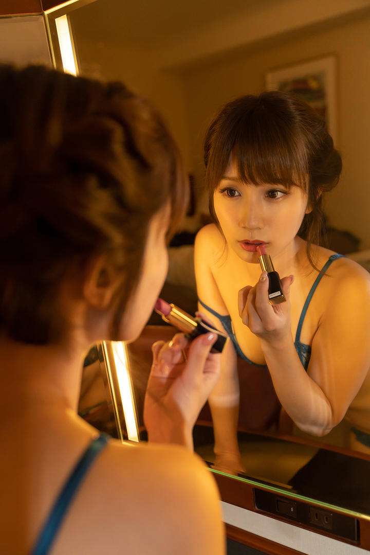 涂口红的日本韵味美女小島人写真图片