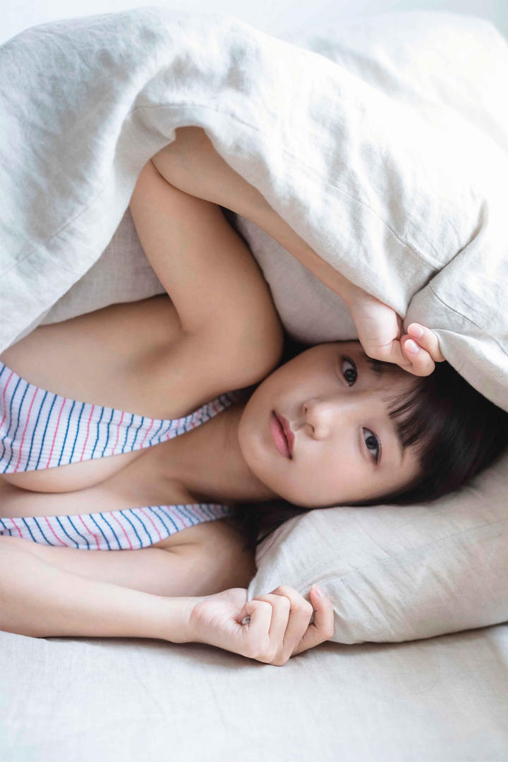 躲在被子里的性感美乳女神日韩久久精品套图