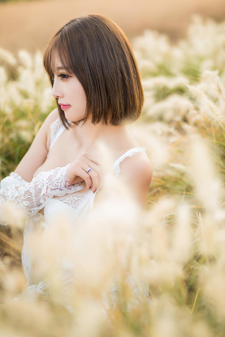 户外短发美女侧脸特写图片