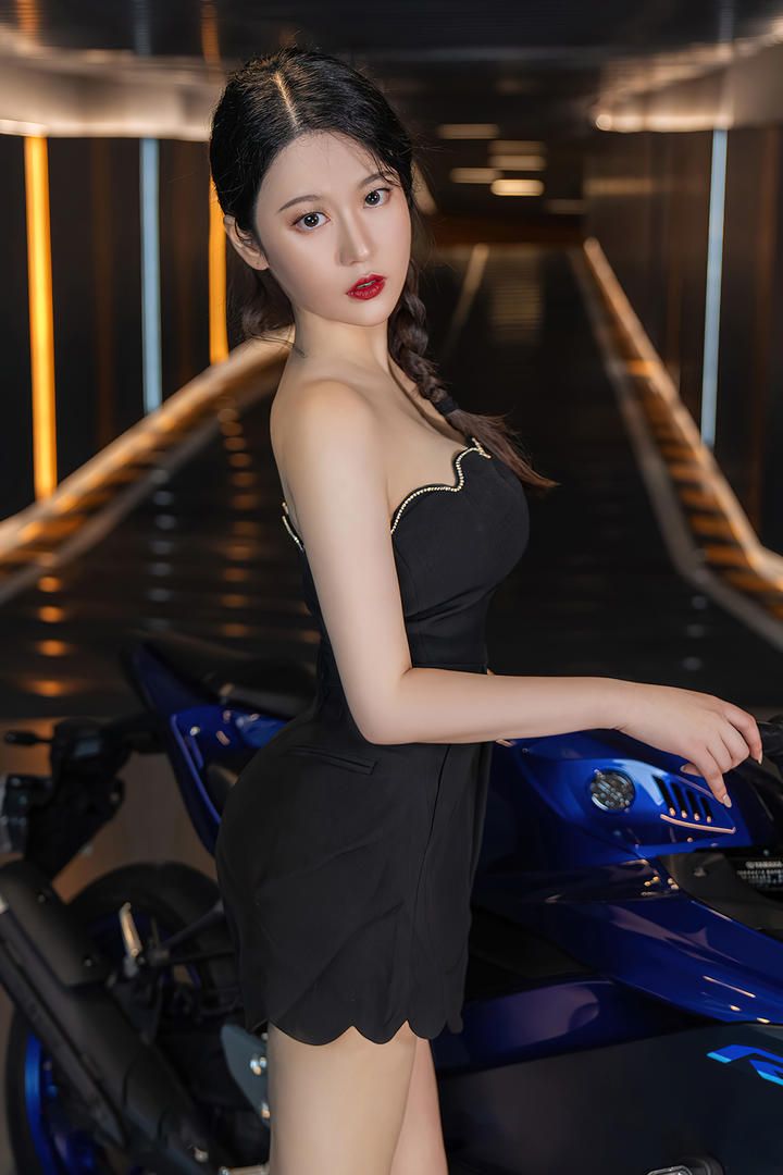 90后性感美女车模个人写真图片大全