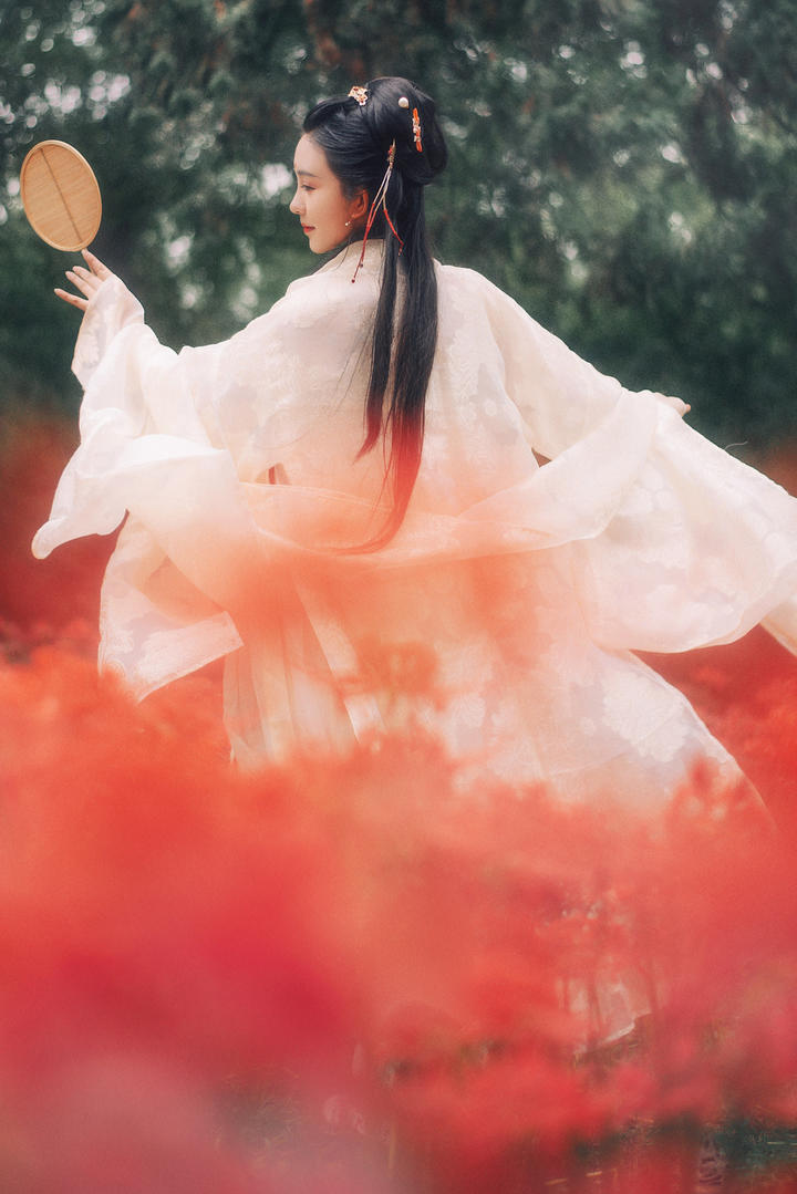 花丛中跳舞的古装美女图片