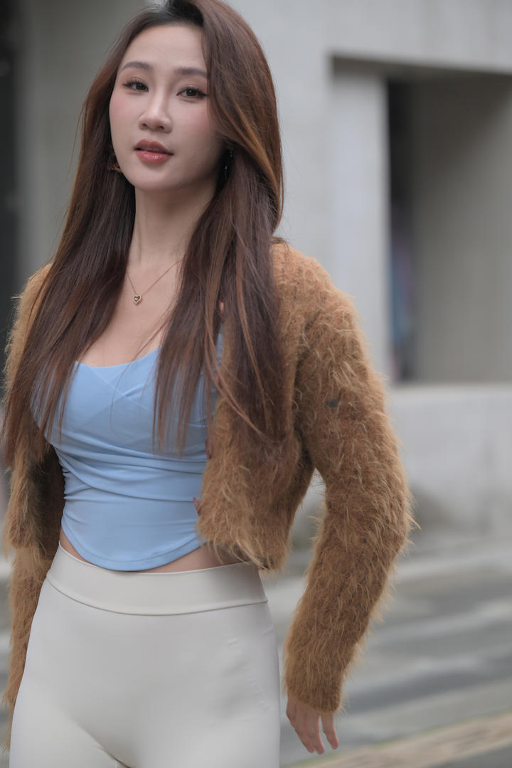 白色瑜伽裤女孩勒出唇型街拍图片