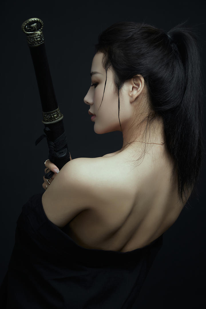 高冷古装气质美女侠客艺术写真图片