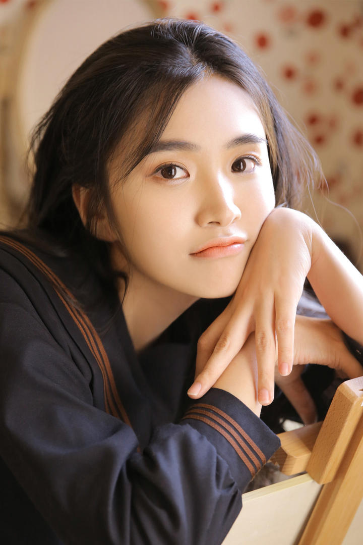 撑着脸的极品清纯美女