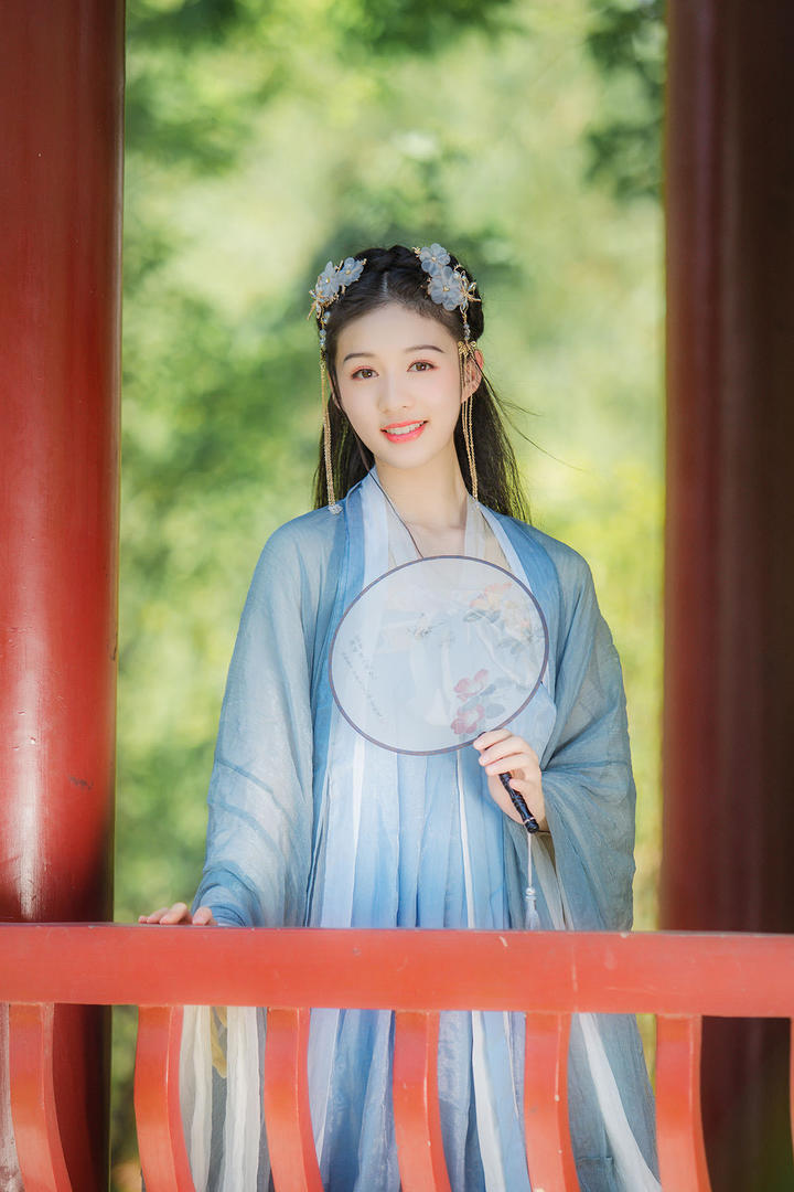 拿着扇子的甜美古装小姐姐艺术写真图片