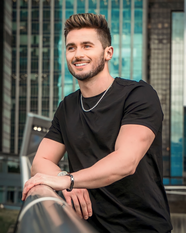 英国英俊黑色T恤帅哥图片