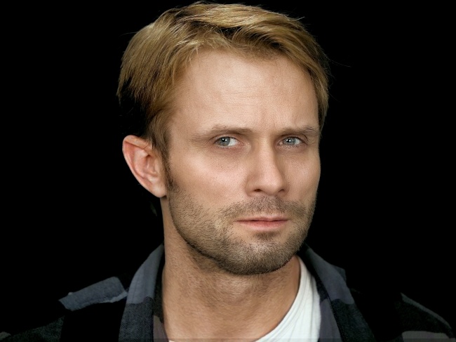 外国深邃眼神帅哥图片